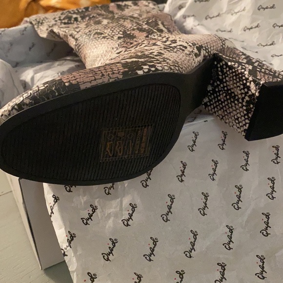 Qupid snakeskin boots size 8 - Picture 3 of 10